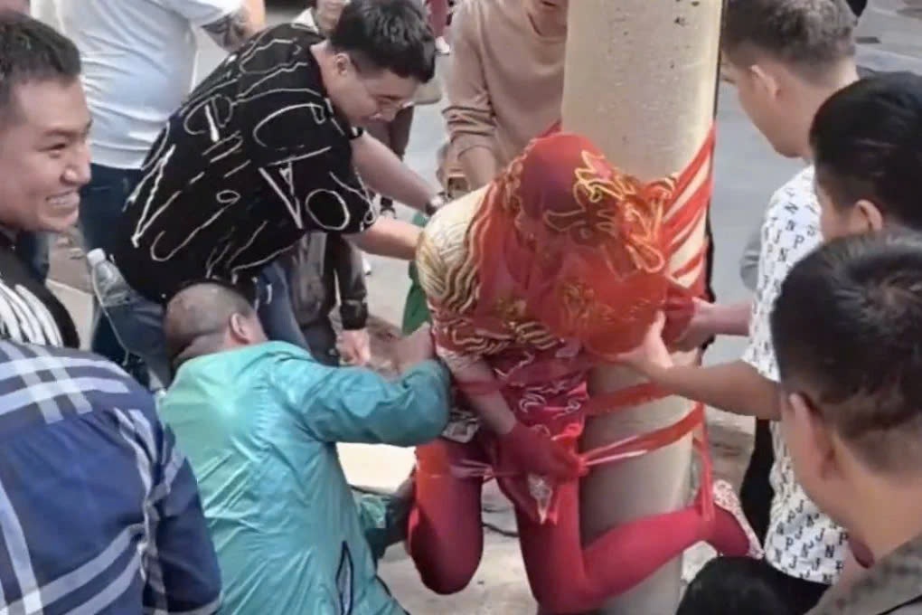 Thay gi tu vu co dau bi nhom dan ong troi vao cot dien o Trung Quoc hinh anh