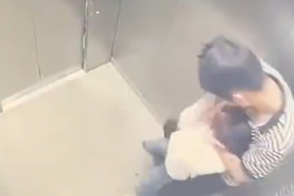 Vu be gai 7 tuoi bi tan cong trong thang may gay soc o Trung Quoc hinh anh