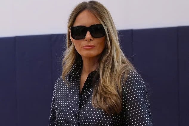 Guong mat gay don doan cua ba Melania Trump hinh anh