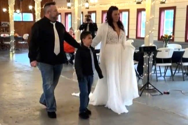 Co dau chu re soc khi moi 100 nguoi, chi co 5 khach den du dam cuoi hinh anh