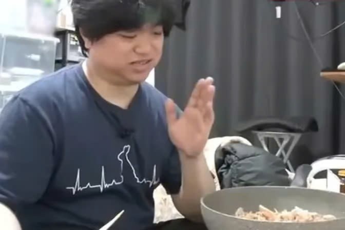 Chang trai an, mac cung mot kieu suot 15 nam vi qua luoi lua chon hinh anh