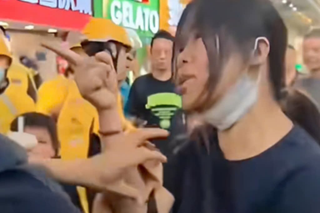 Con trom tra sua, me danh mang nguoc nhan vien quan hinh anh
