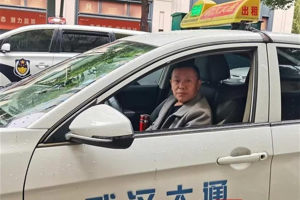 Khach thu nhan giet nguoi, tai xe taxi hop tac voi canh sat bat giu hinh anh