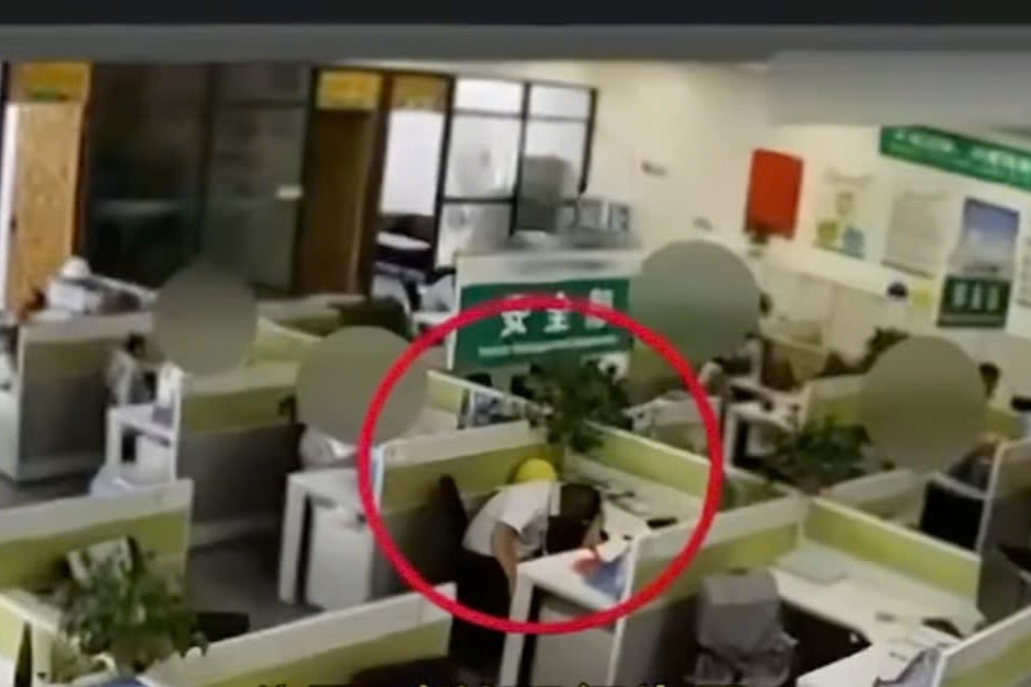 Thang kien cong ty sau khi bi duoi viec vi ngu 1 tieng trong gio lam hinh anh