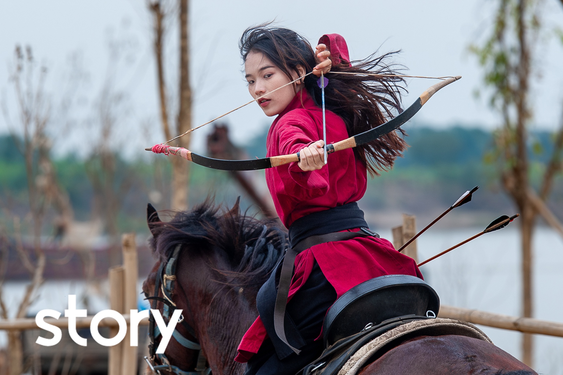 Nu huan luyen vien mon ky xa ‘duoc la chinh minh’ tren lung ngua hinh anh