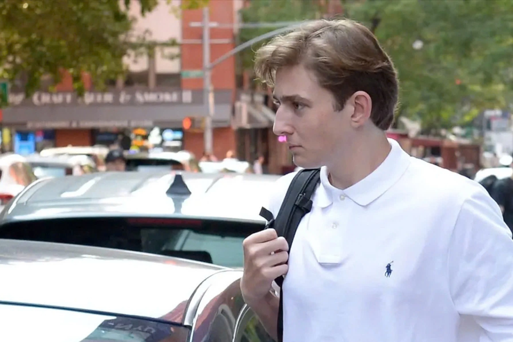 Barron Trump gay sot o truong dai hoc hinh anh