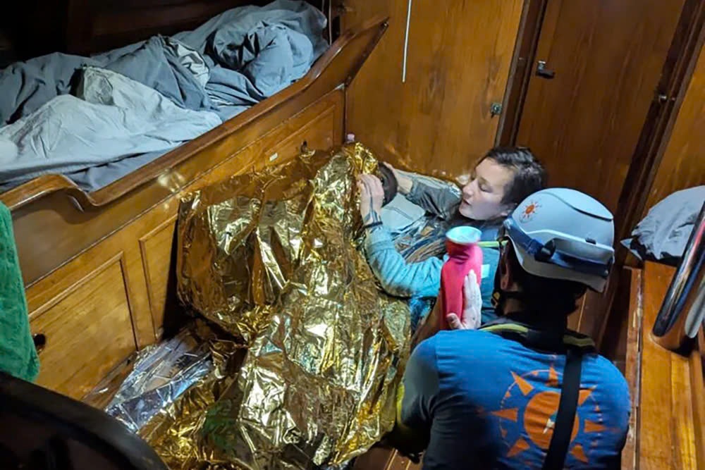 Be gai 11 tuoi song sot sau 3 ngay mot minh lenh denh tren bien hinh anh