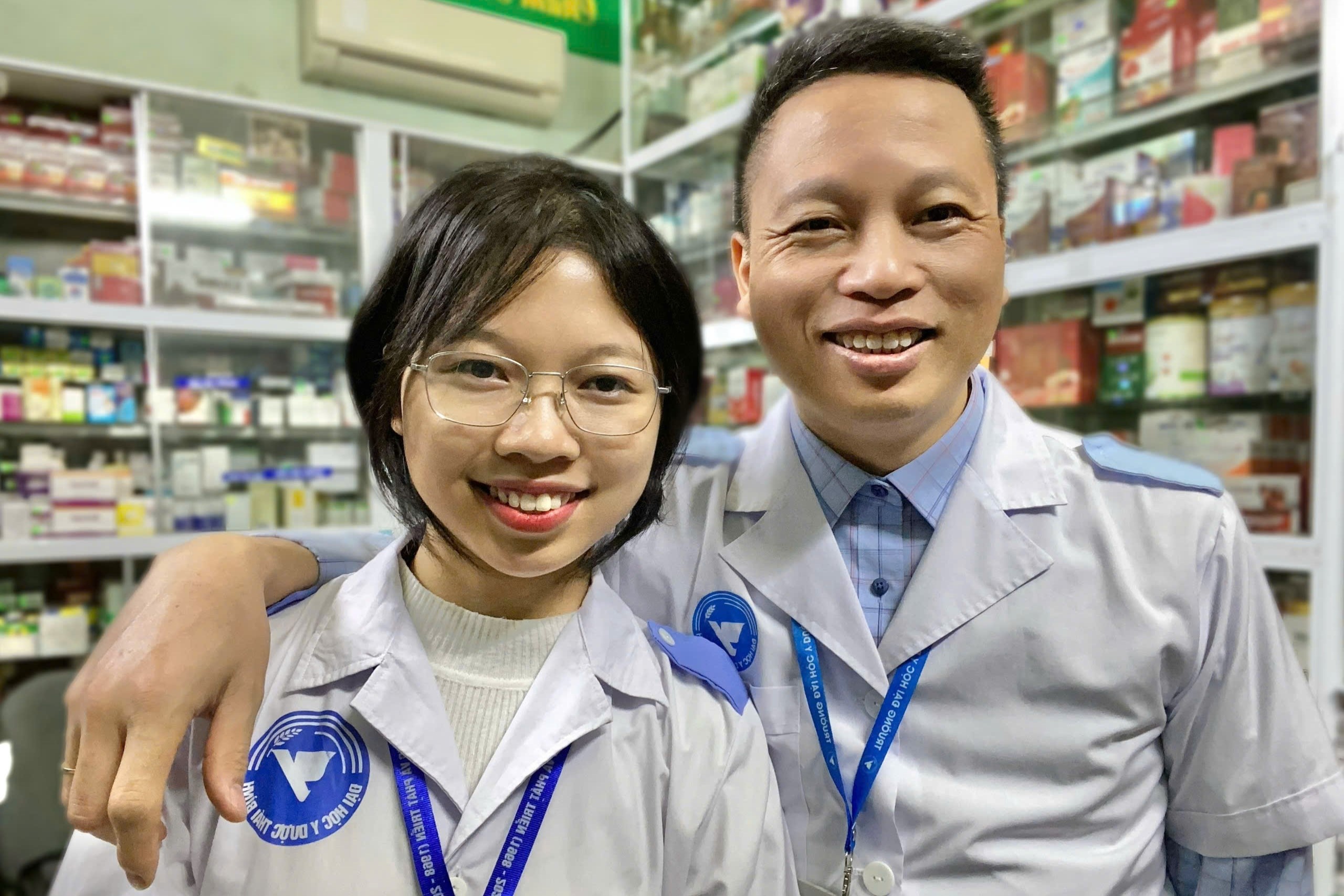 Bo va con gai la ban cung khoa o truong Y, ru nhau di hoc hinh anh