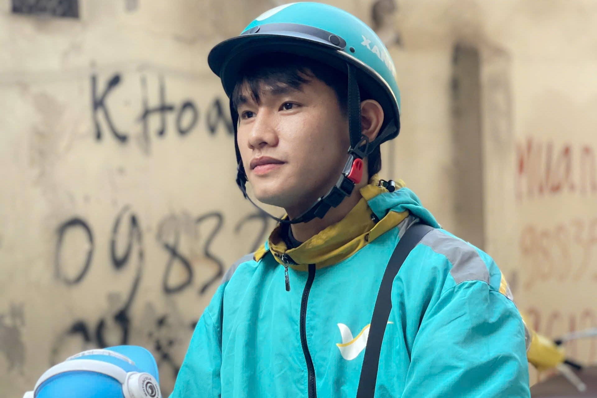 Nam shipper biet 3 ngoai ngu gay sot hinh anh