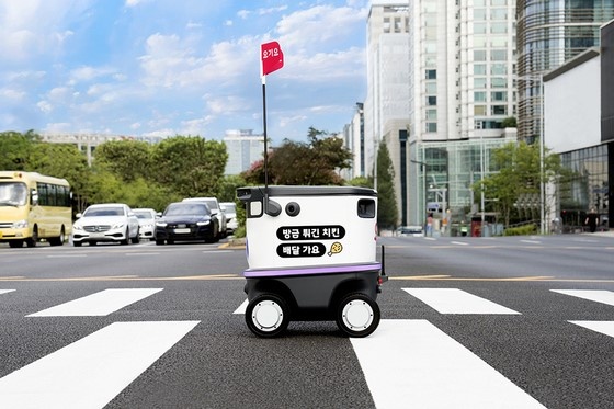 Bang qua duong au, robot giao hang gay tai nan o Han Quoc hinh anh