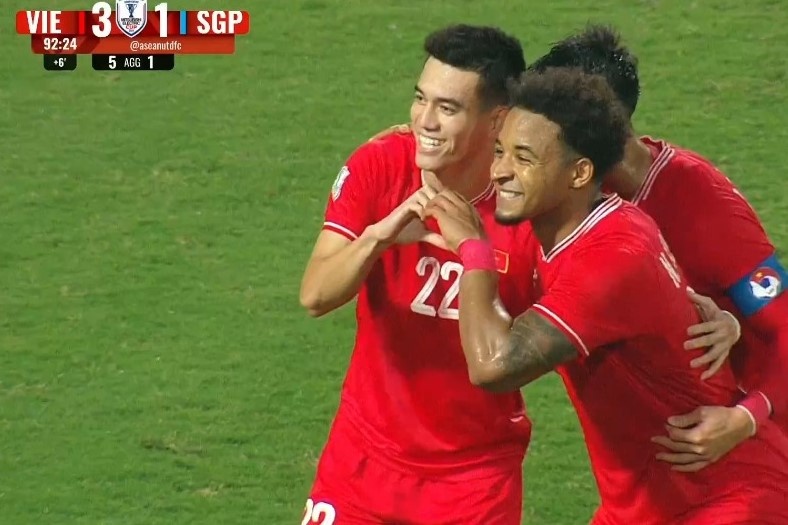 'Trai tim' cua bo doi Linh - Son trong tran thang Singapore hinh anh