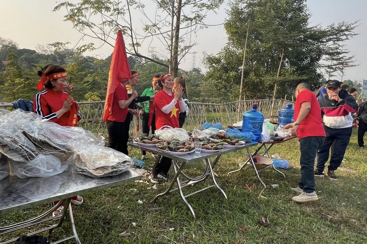 CDV Phu Tho tang banh, nuoc cho khan gia den xem chung ket ASEAN Cup hinh anh