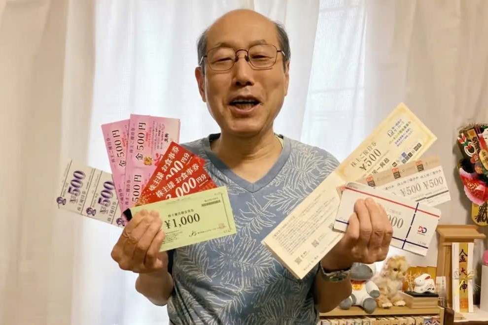 Trieu phu Nhat Ban vut tien trong goc nha, song bang phieu giam gia hinh anh