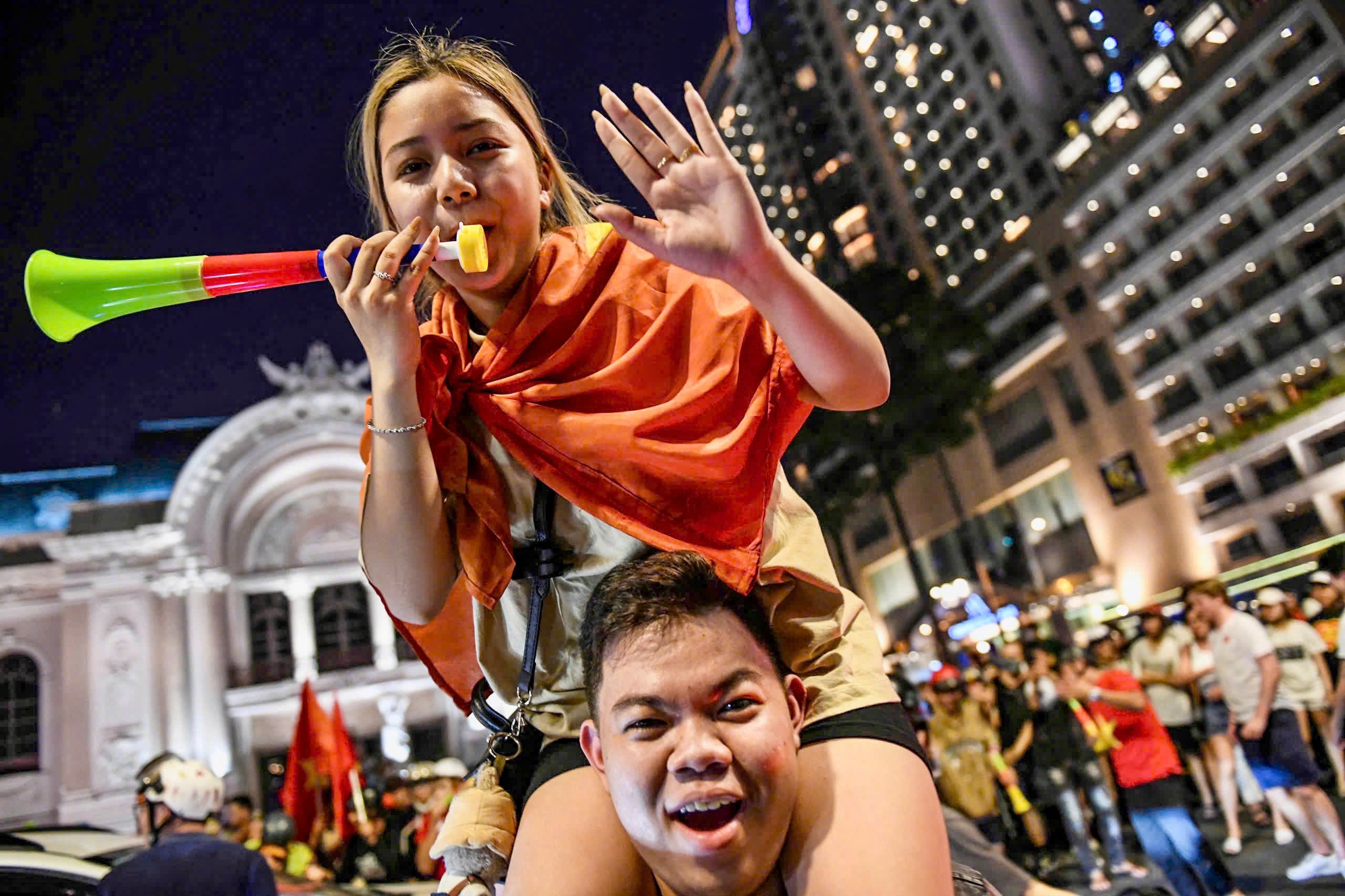 Dong nguoi 'di bao' mung tuyen Viet Nam thang Thai Lan hinh anh