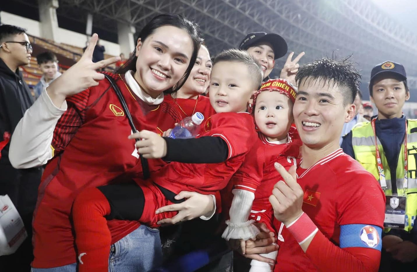 Dan WAGs tiep lua cho tuyen Viet Nam o Thai Lan hinh anh