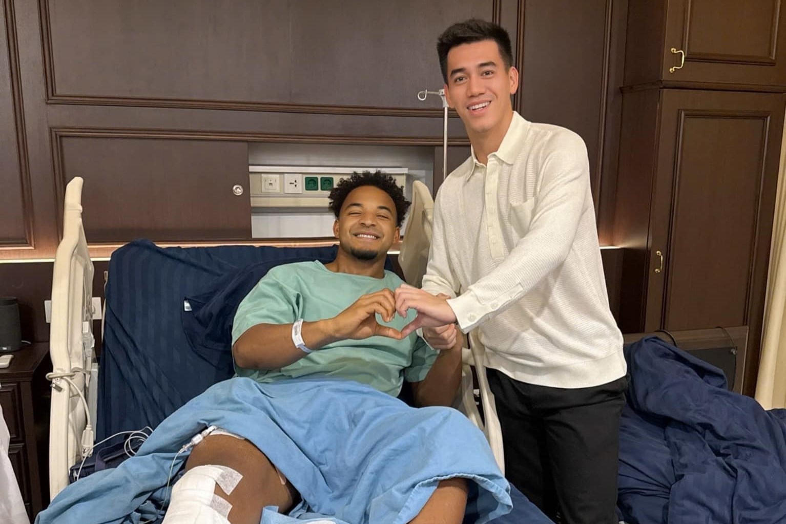 Tien Linh den vien tham Xuan Son, tao dang 'trai tim' voi dong doi hinh anh