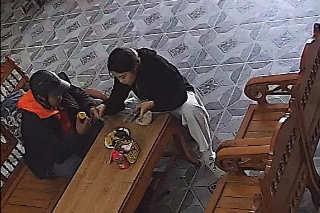 Shipper thoai mai an trua cung khach ruot khi duoc moi hinh anh