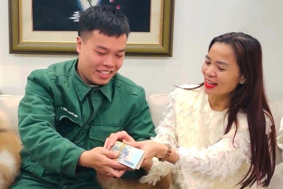 Con trai tang bo me xap tien ngay khi vua ra quan hinh anh