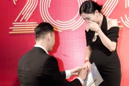 Chang trai cau hon ban gai tren san khau tiec tat nien cong ty hinh anh