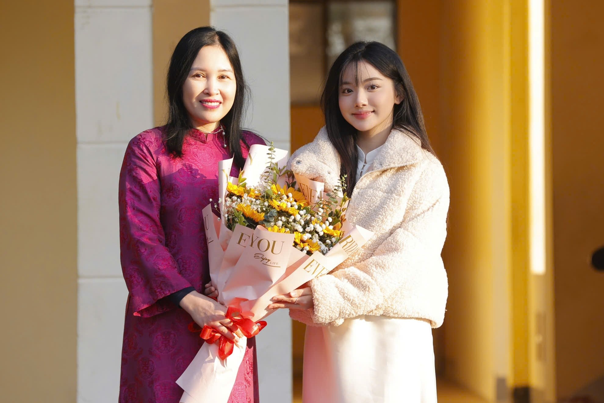 'Hot girl mukbang' ve truong cu tang hoc bong tri gia 400 trieu dong hinh anh