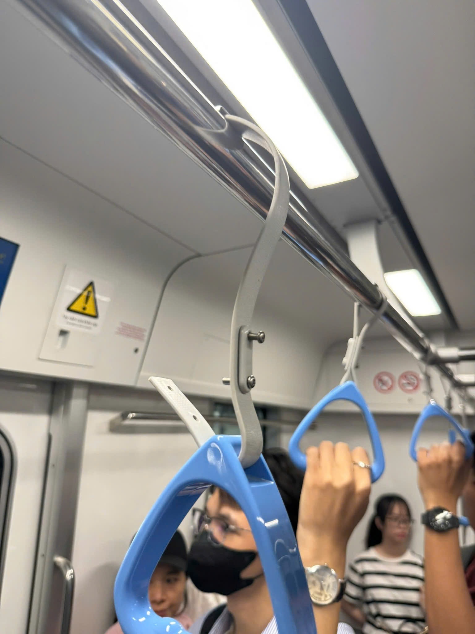 du nguoi tren tau metro anh 3