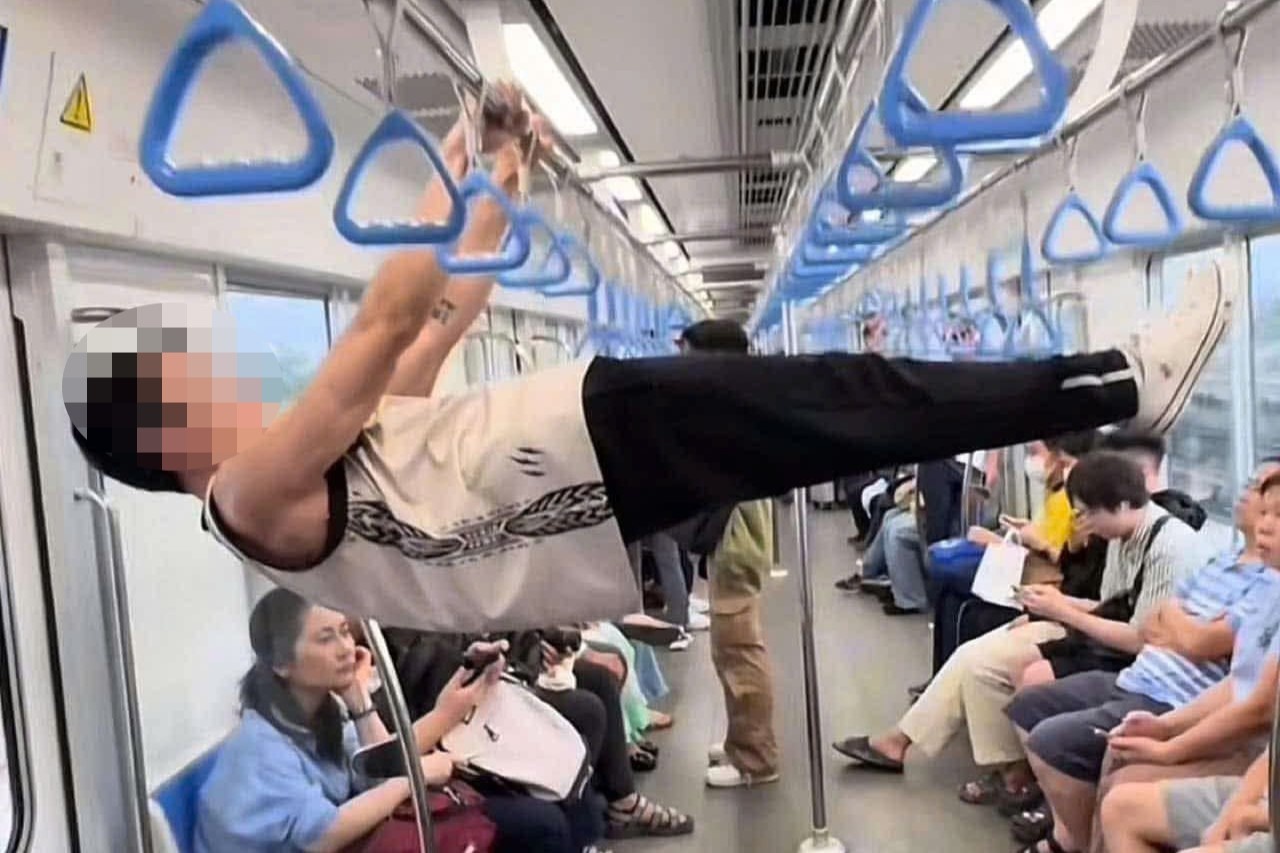Thanh nien gay tranh cai vi du nguoi tren tau metro o TP.HCM hinh anh