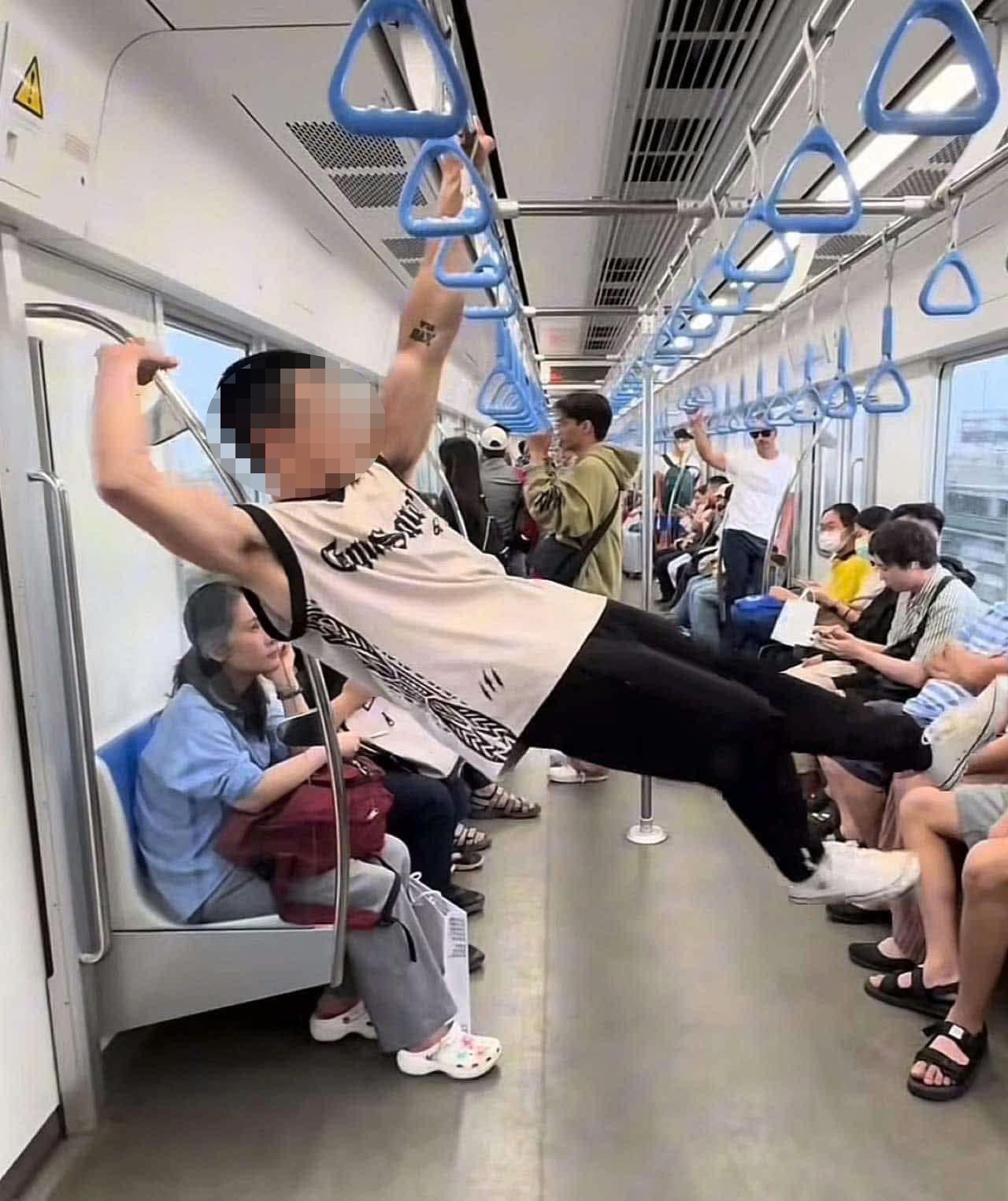 du nguoi tren tau metro anh 1