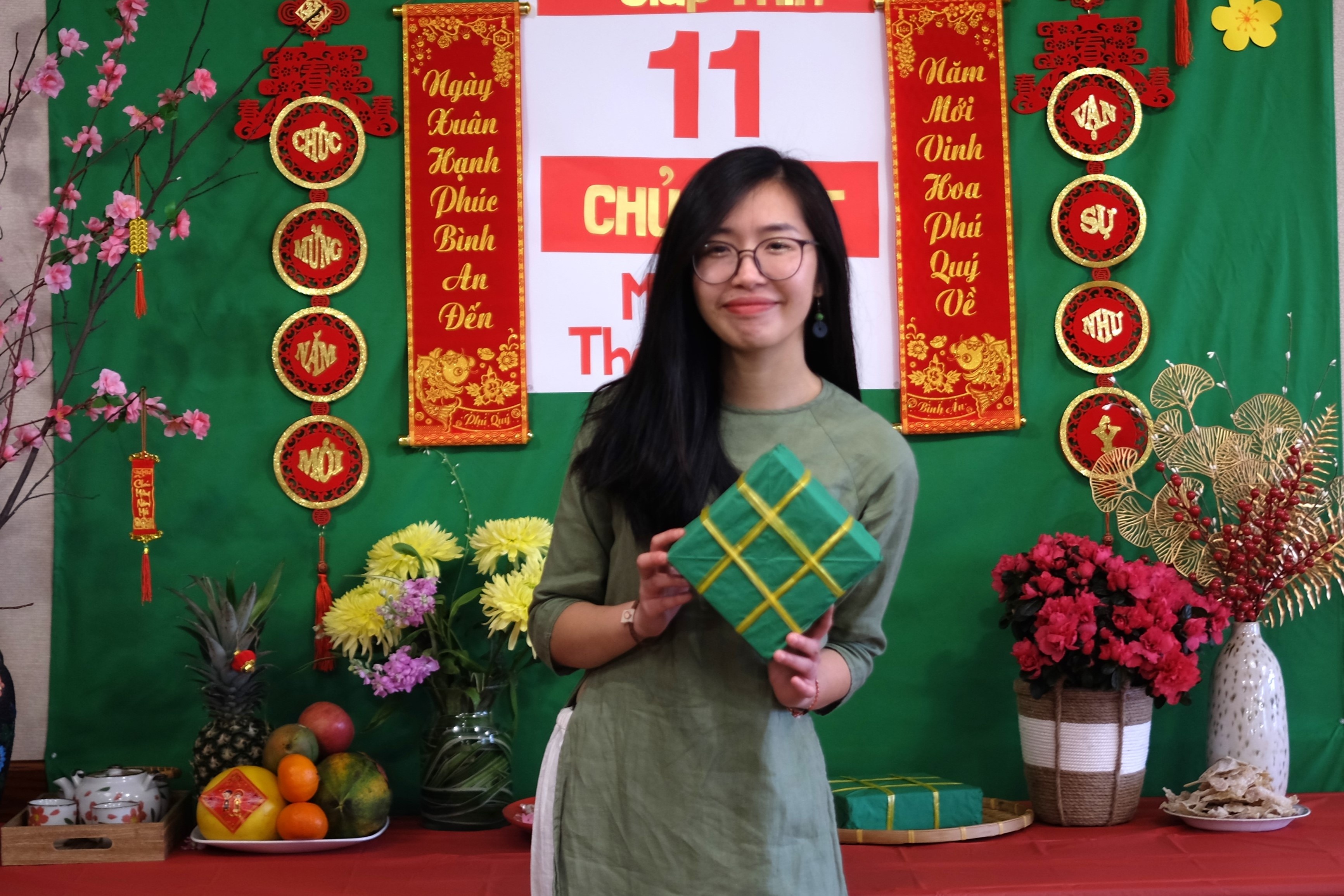 Tu goi banh chung, nho nguoi nha gui ao dai khi don Tet o My, Canada hinh anh