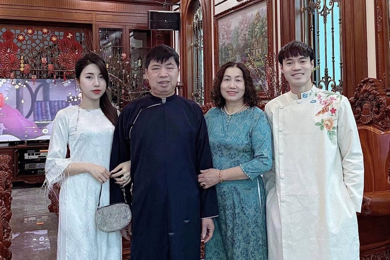 Duy Manh di Van Mieu, gia dinh Van Toan xung xinh ao dai mung 1 Tet hinh anh