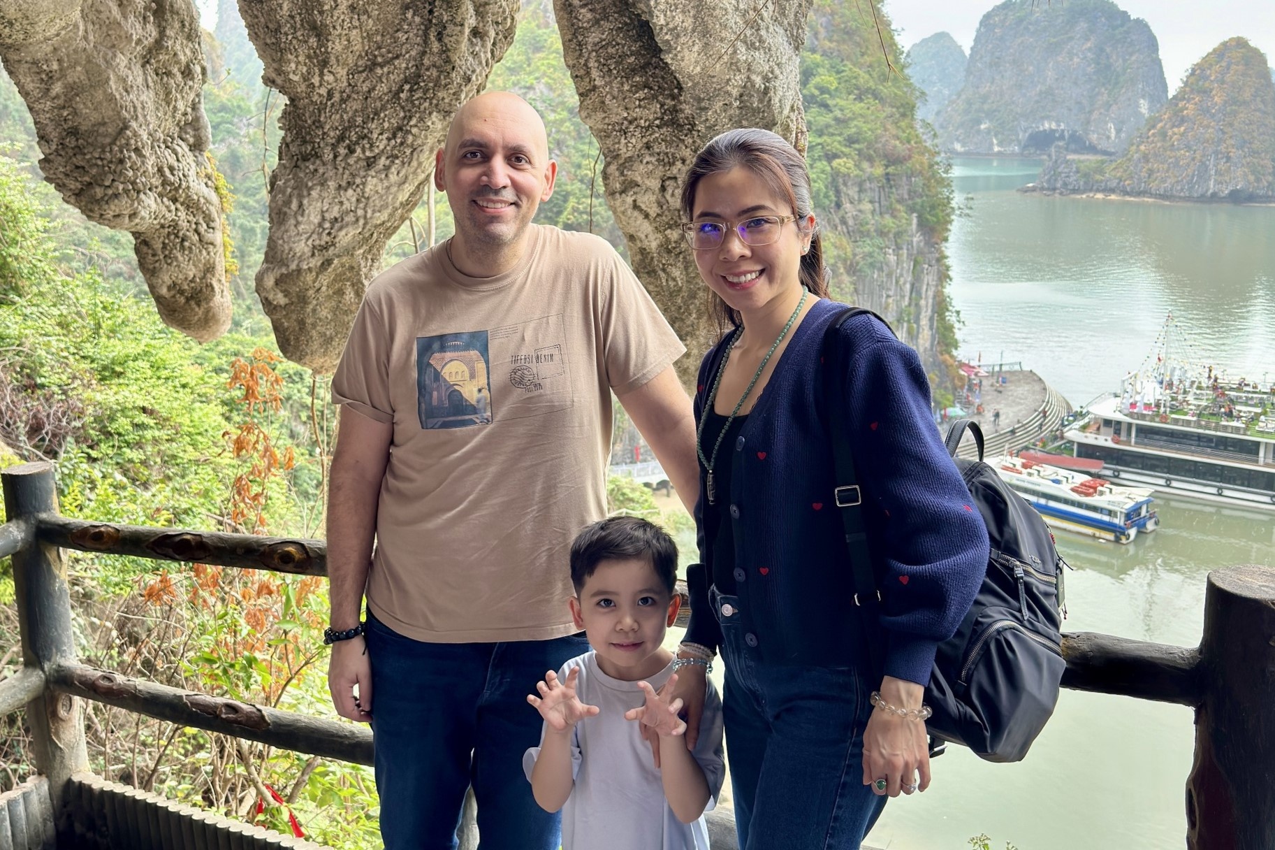 Ve don Tet sau 11 nam, con gai dan theo re Tay cung tim hieu Tet Viet hinh anh