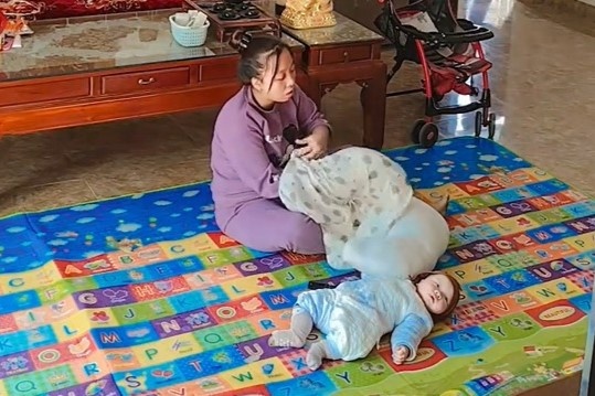 Ly do clip me bim sua vua cham con vua hat hut 1,2 trieu luot xem hinh anh