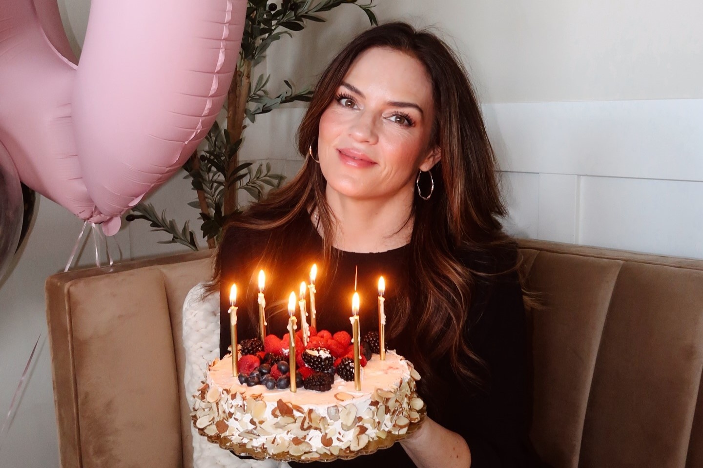 Ba ngoai U60 co ve ngoai 'hack tuoi', bi nham la chi cua con gai hinh anh