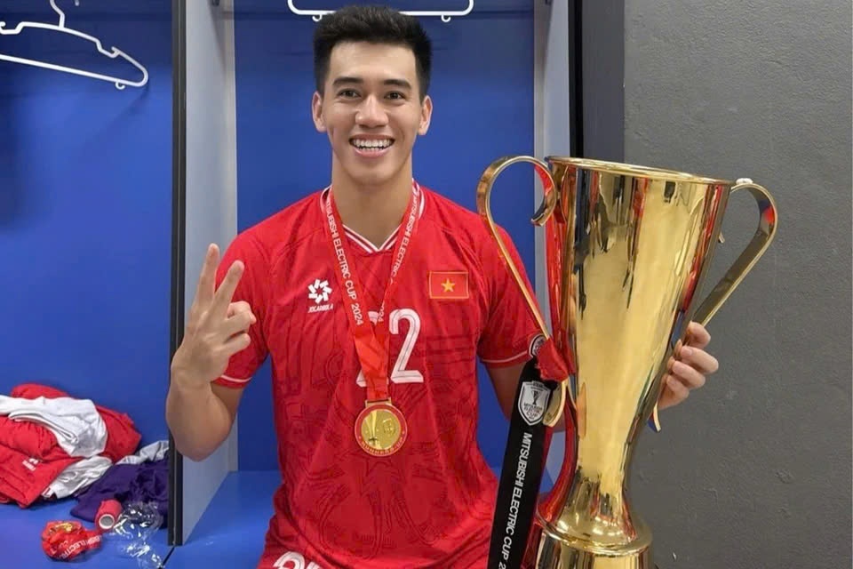 Tien Linh duoc doi lai huy chuong 'nha vo dich' ASEAN Cup sau nham lan hinh anh