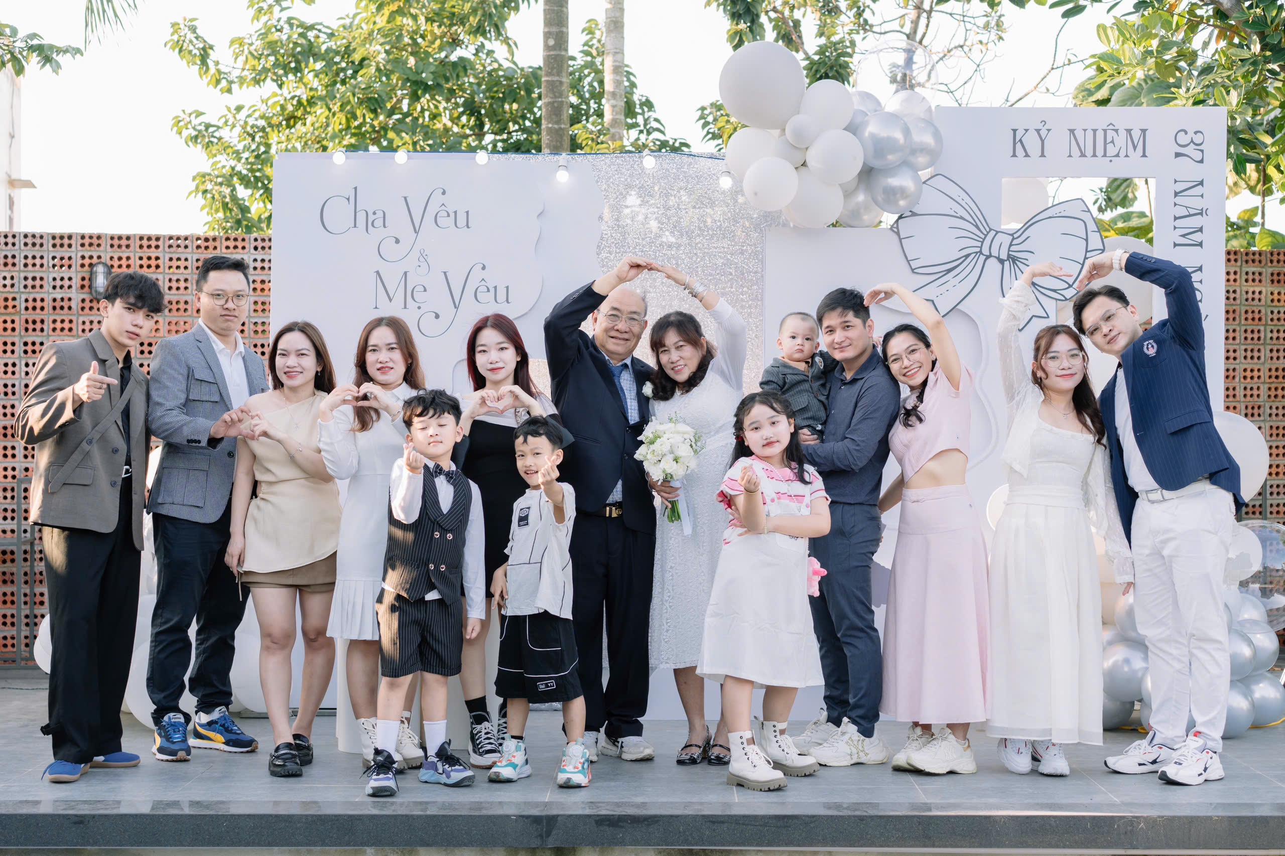 ky niem 37 nam cuoi anh 2