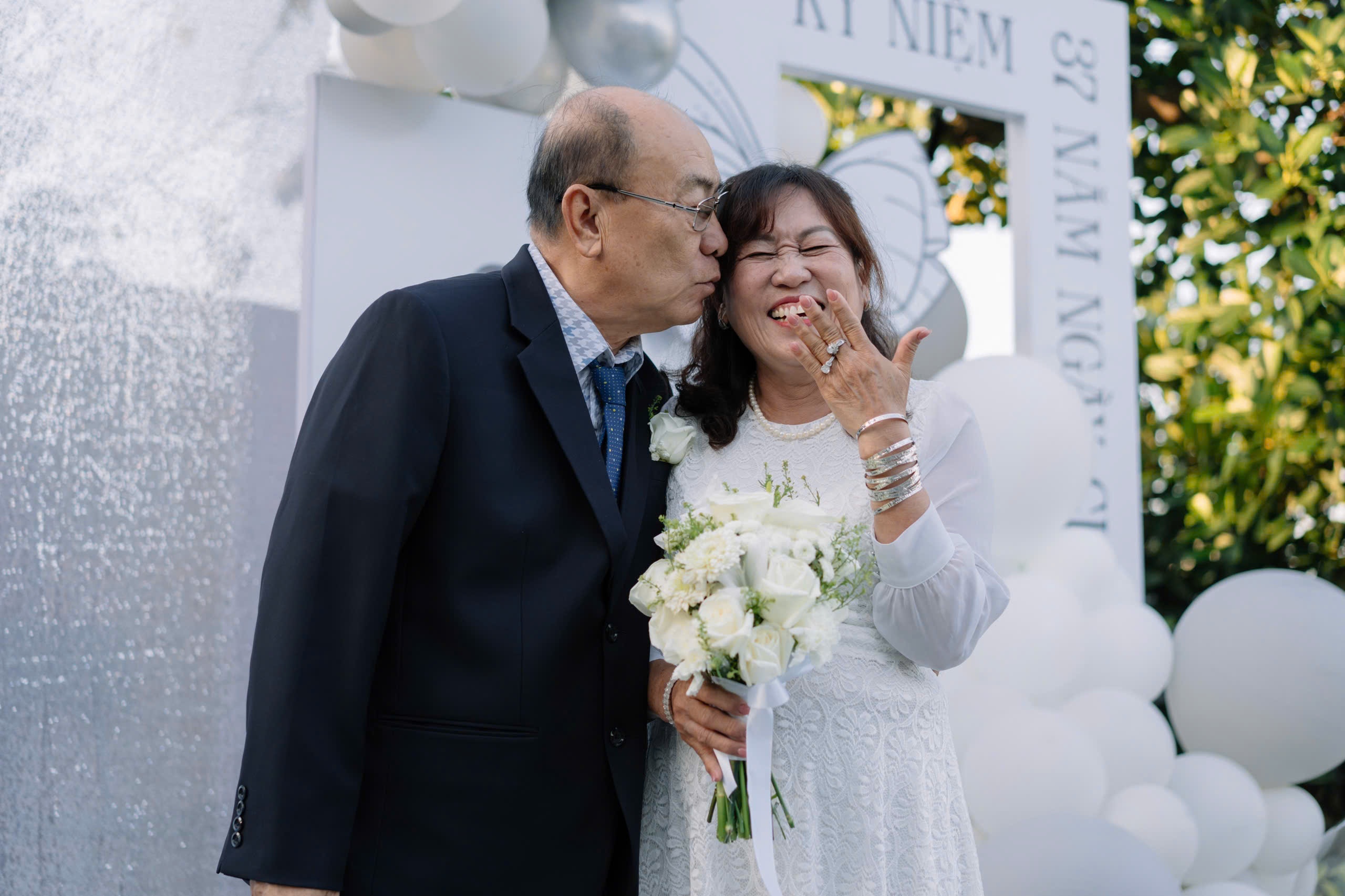 6 nguoi con bi mat to chuc ky niem 37 nam ngay cuoi cho bo me hinh anh