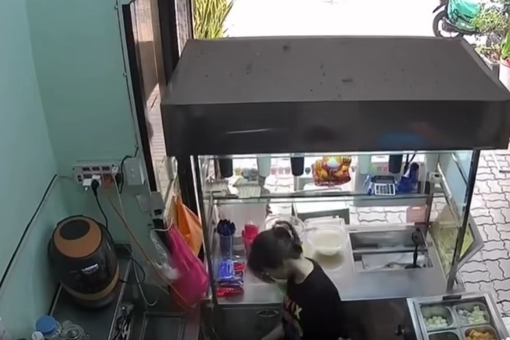 Nhan vien o TP.HCM lam do xe tra sua ngay buoi dau di lam hinh anh