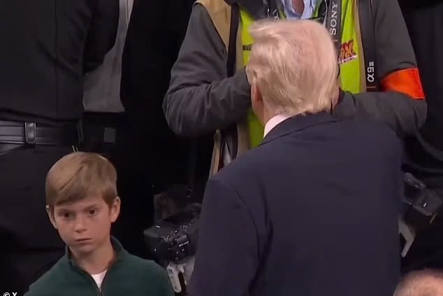 Phan ung cua chau trai khi di canh Tong thong Donald Trump gay sot hinh anh