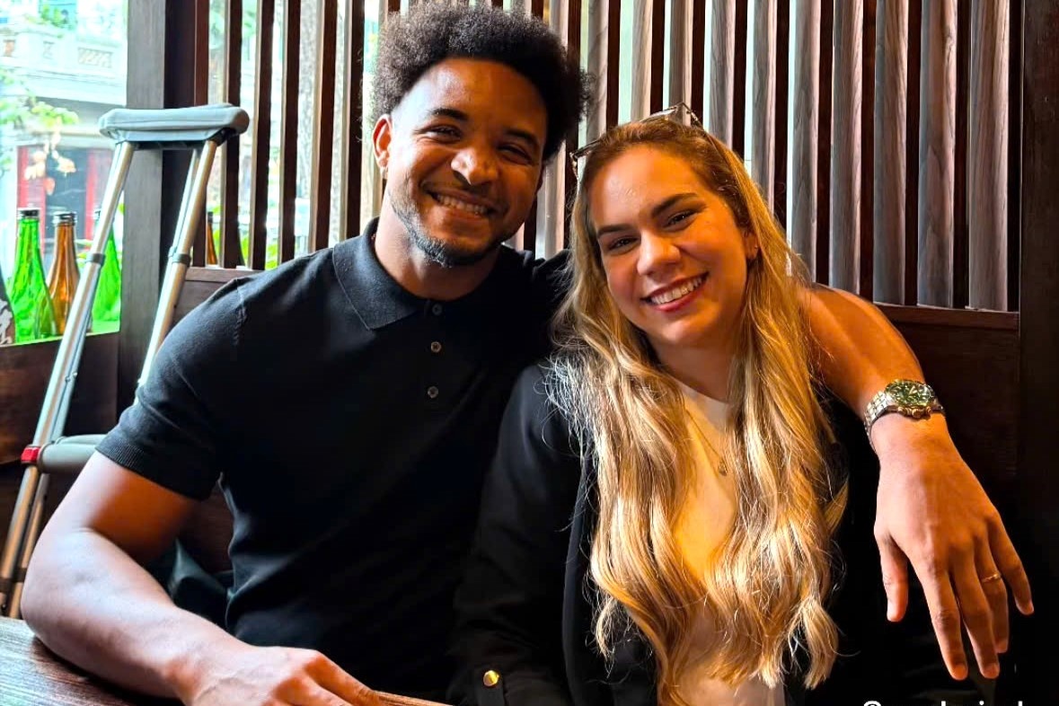 Xuan Son chong nang don Valentine cung vo o nha hang hinh anh