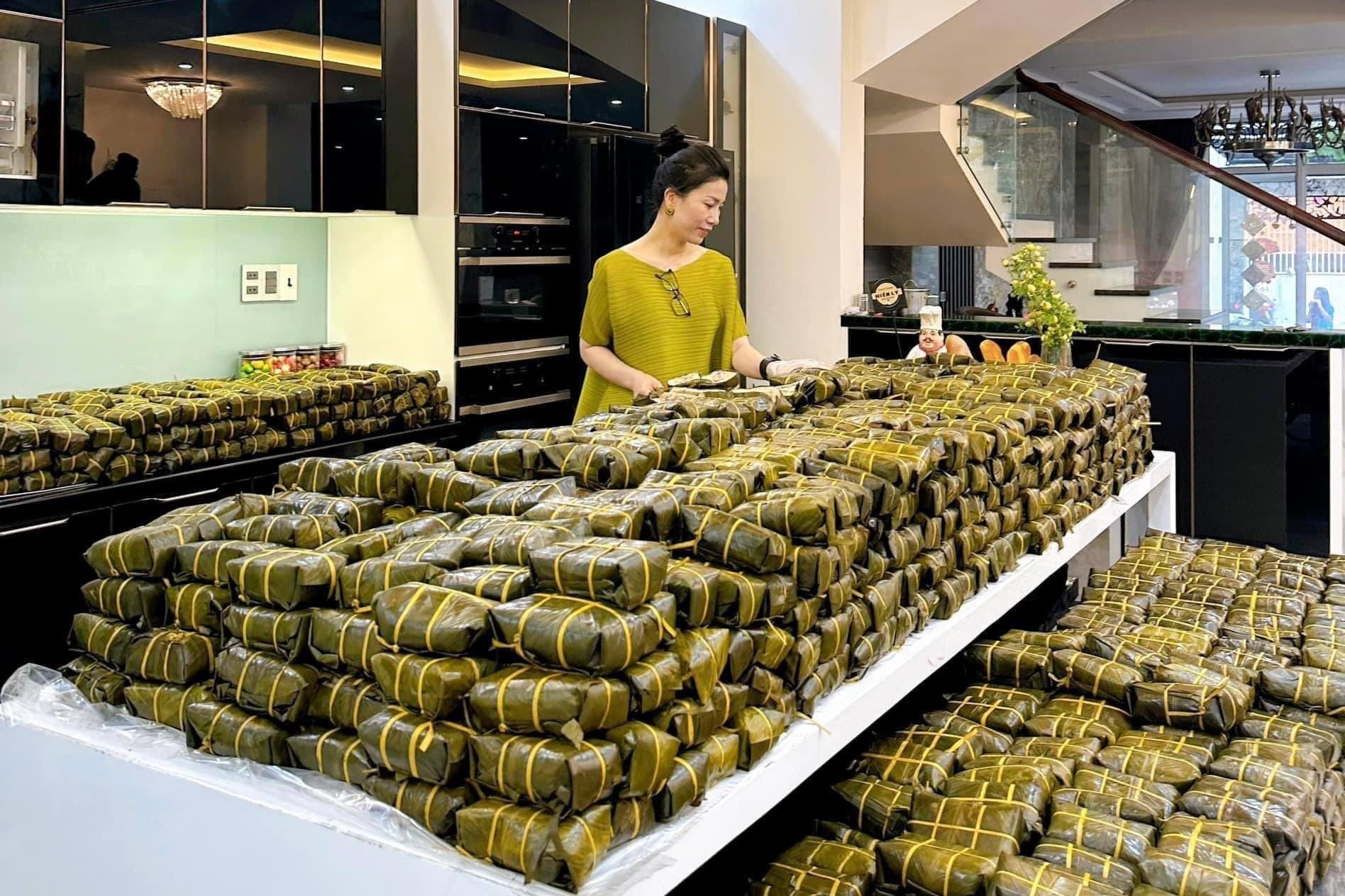 Ba chu quan an gay sot vi gian bep hoanh trang, xep do an deu tam tap hinh anh