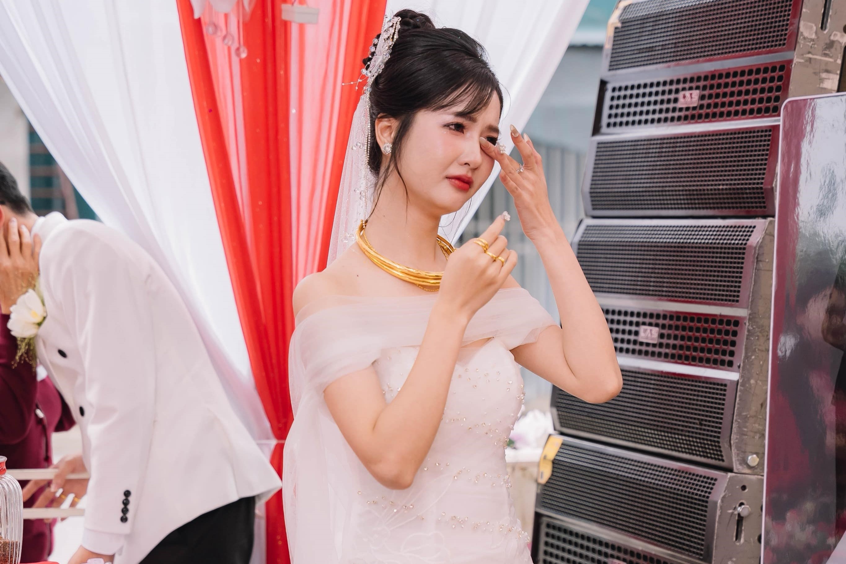 Co dau bat khoc truoc mon qua cua gan 20 nguoi ban than hinh anh