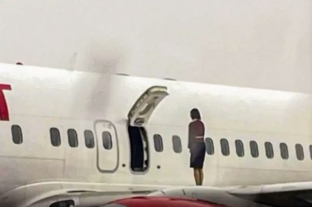 Tiep vien hang khong leo len canh may bay de chup hinh o Han Quoc hinh anh