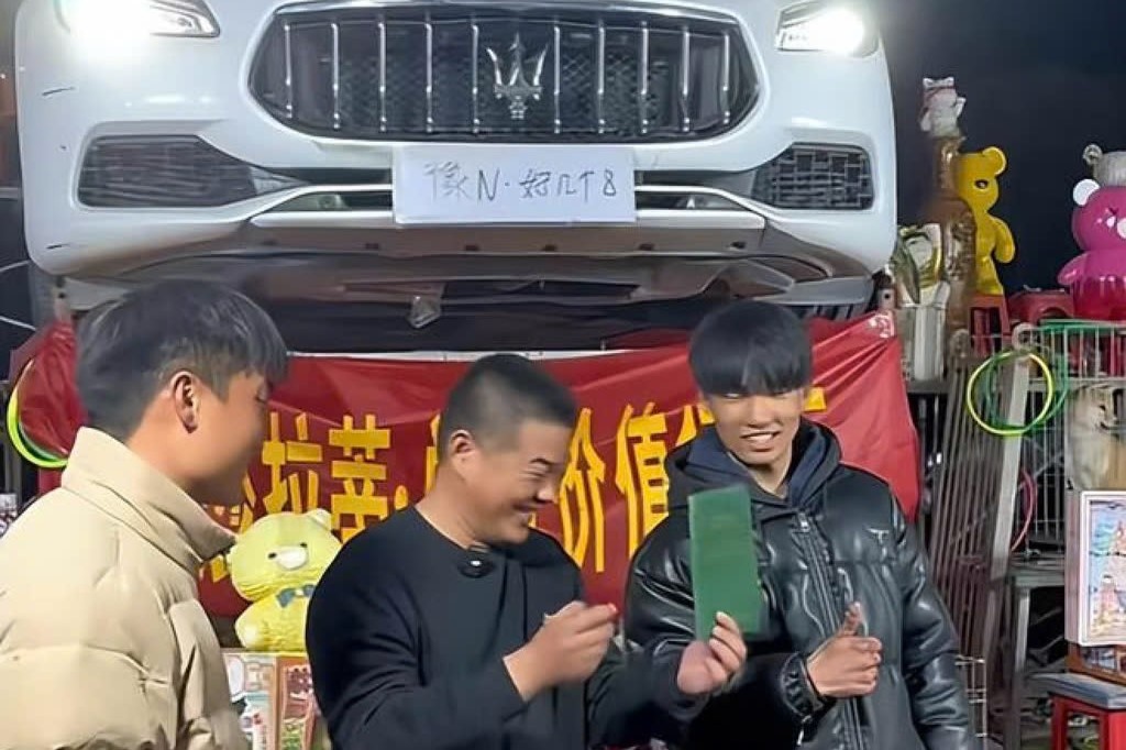 Nguoi dan ong Trung Quoc thang oto nho tro nem vong o cho dem hinh anh