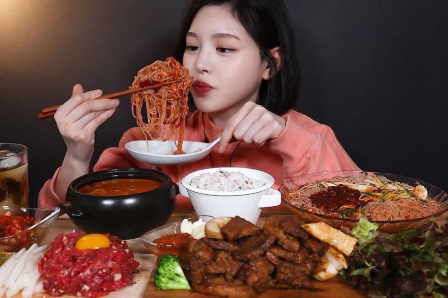 Mukbang het thoi hinh anh
