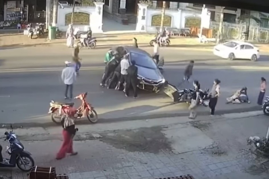 Nguoi dan hop suc nang oto cuu nguoi bi tai nan o Dak Lak hinh anh