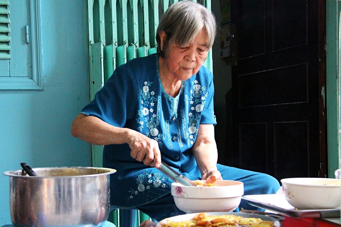 Cu ba o TP.HCM ban banh ten la, khach muon an phai den som ngoi cho hinh anh