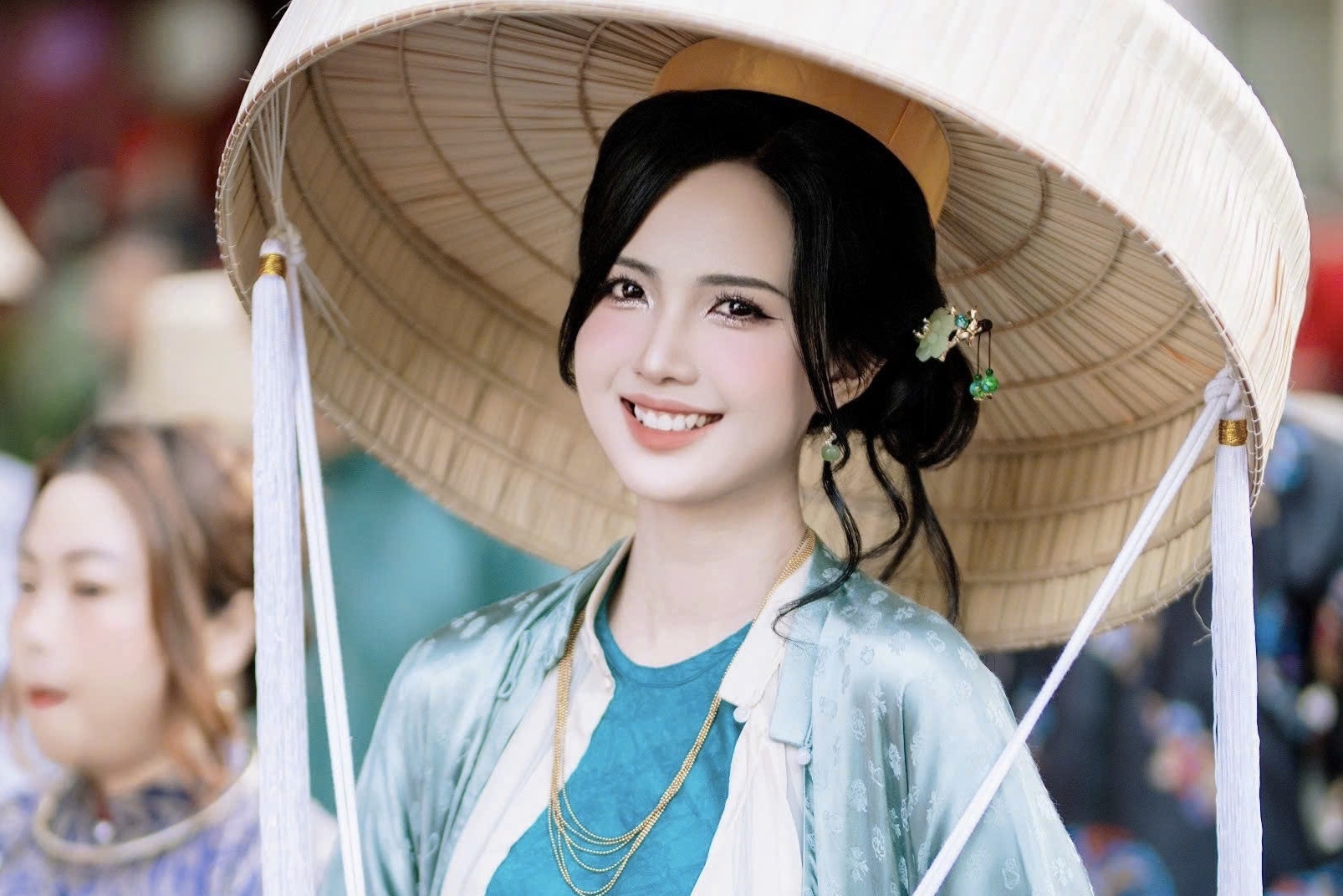 Nu tiep vien hang khong gay chu y khi dieu hanh co phuc o TP.HCM hinh anh