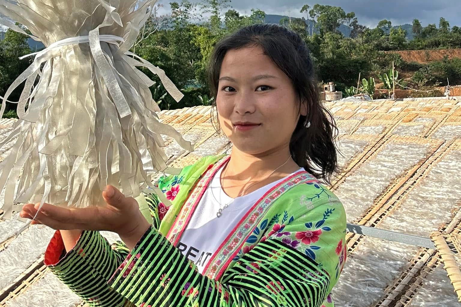 TikToker Sung Bau dot ngot dung nhan tien nau an cho tre vung cao hinh anh