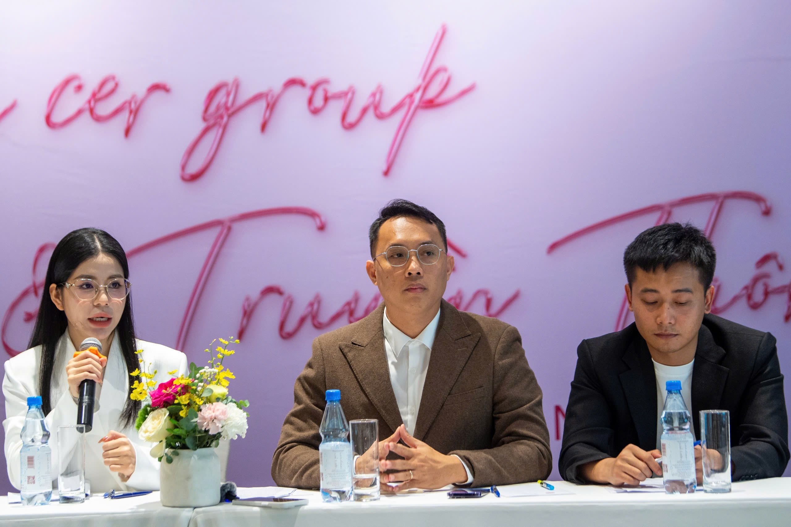 Vu hop bao 'chui': Thuy Tien vang mat kho hieu, Quang Linh ve chau Phi hinh anh