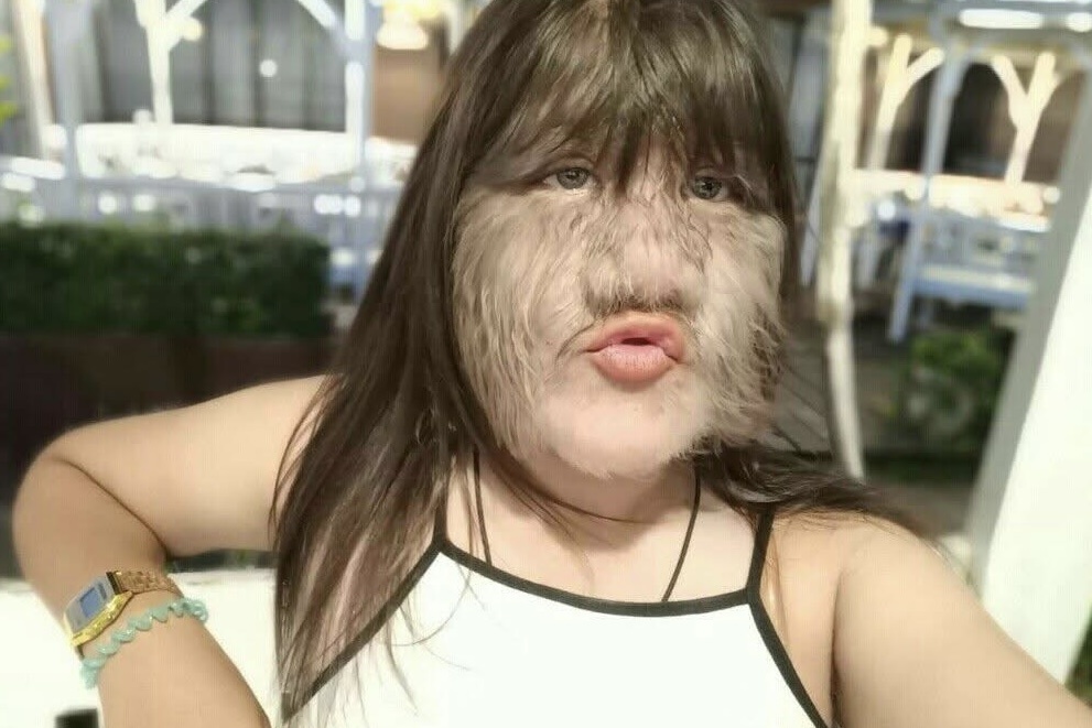 Dien mao 'co gai nguoi soi' sau 15 nam noi tieng hinh anh