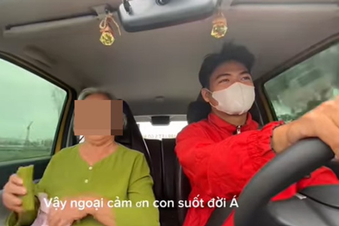 Video tai xe tro chuyen voi cu ba di vien mot minh gay tranh cai hinh anh